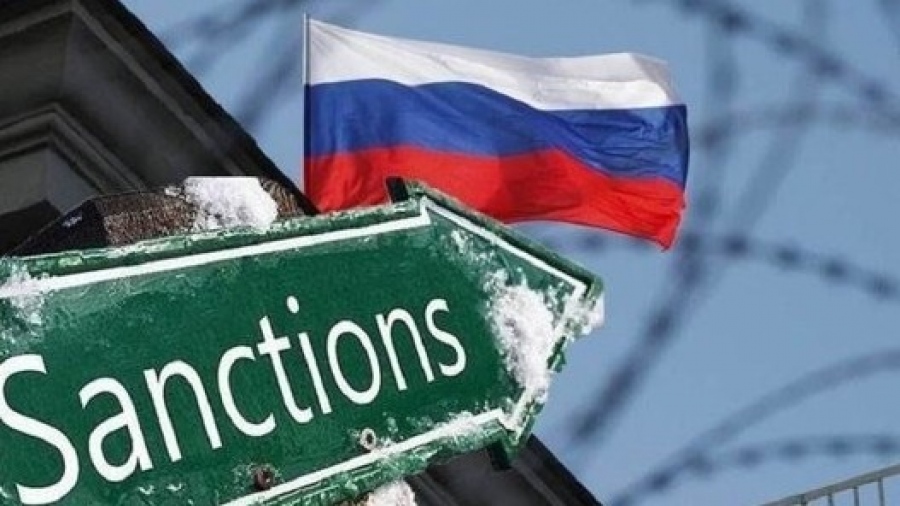 Μέγας τιμονιέρης ο Putin: Έσωσε τη Ρωσία όταν κινδύνευσε με οικονομική κατάρρευση στην έναρξη των πρωτοφανών δυτικών κυρώσεων