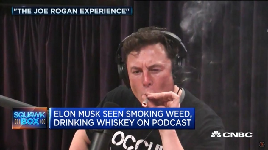 Δείτε τον Elon Musk να καπνίζει μαριχουάνα!
