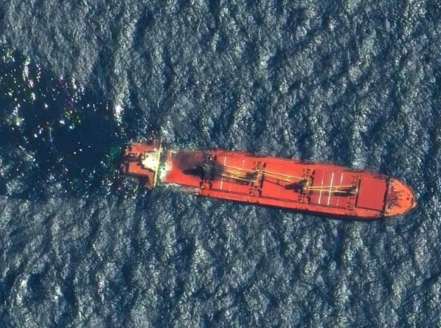 Χάος στην Ερυθρά Θάλασσα:  Πανικός στις ναυτιλιακές εταιρείες από τη βύθιση του πρώτου πλοίου από τους Houthi - Οικολογική βόμβα το ναυάγιο