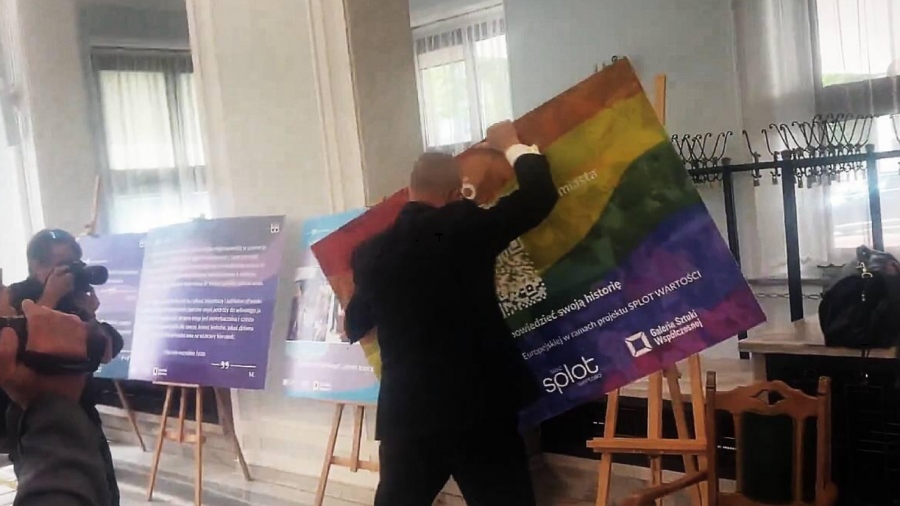 Πολωνός ευρωβουλευτής καταστρέφει έκθεση των ΛΟΑΤΚΙ - «Αποτρέπω δημόσιο σκάνδαλο»