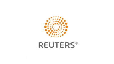 Reuters: Οι Έλληνες κατακλύζουν τις παραλίες και προετοιμάζονται για το καλοκαίρι