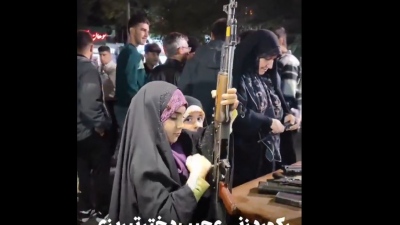 Ιρανικό έπος: Κορίτσι αποσυναρμολογεί και συναρμολογεί Kalashnikov σε μόλις... 20 δευτερόλεπτα (vid)