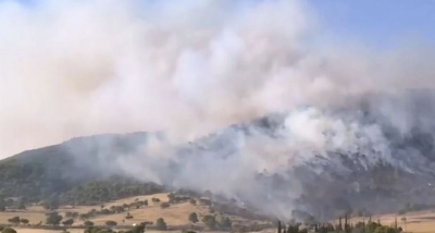 Σκληρή μάχη με τις φλόγες δίνουν οι πυροσβέστες στον Ασπρόπυργο – Υπό έλεγχο η φωτιά σε χώρο ανακύκλωσης