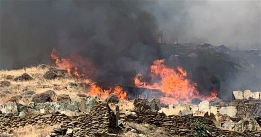Μεγάλη φωτιά στην Άνδρο - Εκκενώθηκαν 2 χωριά, τραυματίστηκε πυροσβέστης