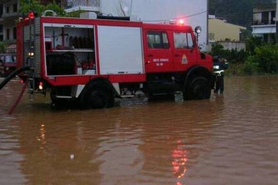 Η πυροσβεστική έχει απεγκλωβίσει 619 άτομα που κινδύνεψαν από τον «Ιανό»