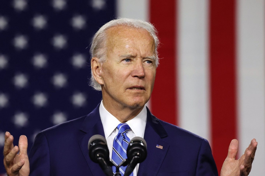 Ο Biden ξεχνάει συνεχώς τη μάσκα του... αλλά την υπενθυμίζει στους Αμερικανούς