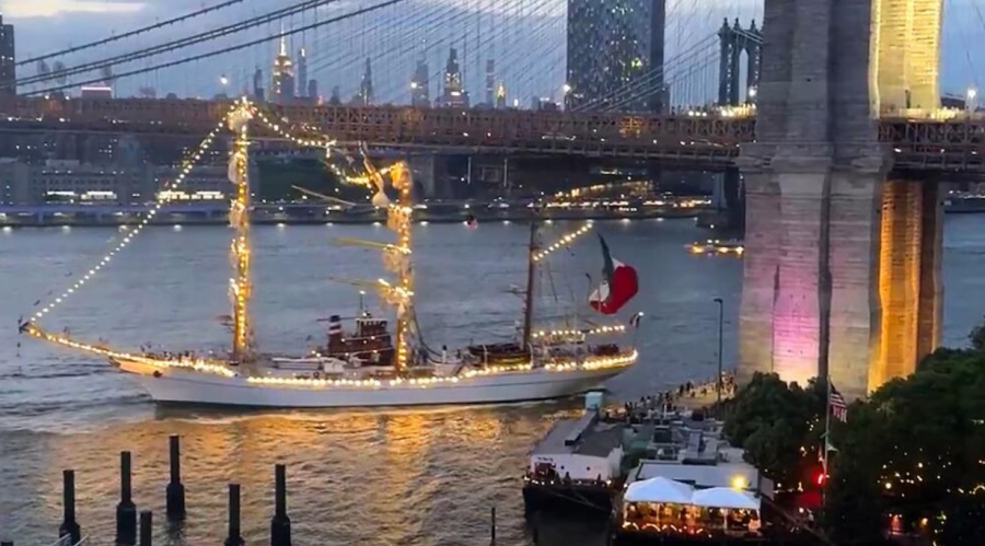 Πρόσκρουση μεξικανικού πολεμικού πλοίου στη Γέφυρα του Brooklyn με δύο νεκρούς και 18 τραυματίες