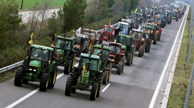 Οι αγρότες έκλεισαν την Ιόνια Οδό στο ύψος του Αγγελοκάστρου - Δίωρος αποκλεισμός στο μπλόκο Μπράλου