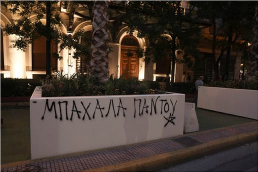 Άγνωστοι βανδάλισαν τις ζαρντινιέρες του Μεγάλου Περιπάτου