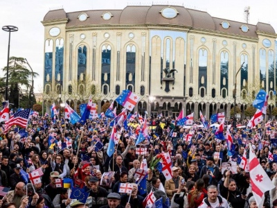 Άρωμα …έγχρωμης επανάστασης στη Γεωργία – Μεγάλη διαδήλωση υπέρ ΗΠΑ, ΕΕ στην Τιφλίδα