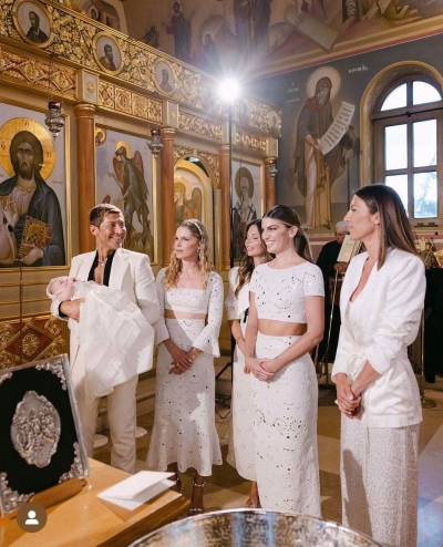 Ο Αρχιεπίσκοπος Αμερικής Ελπιδοφόρος ευλόγησε τη βάφτιση παιδιών gay ζευγαριού στην Αθήνα - Νονά η Ευγενία Νιάρχου