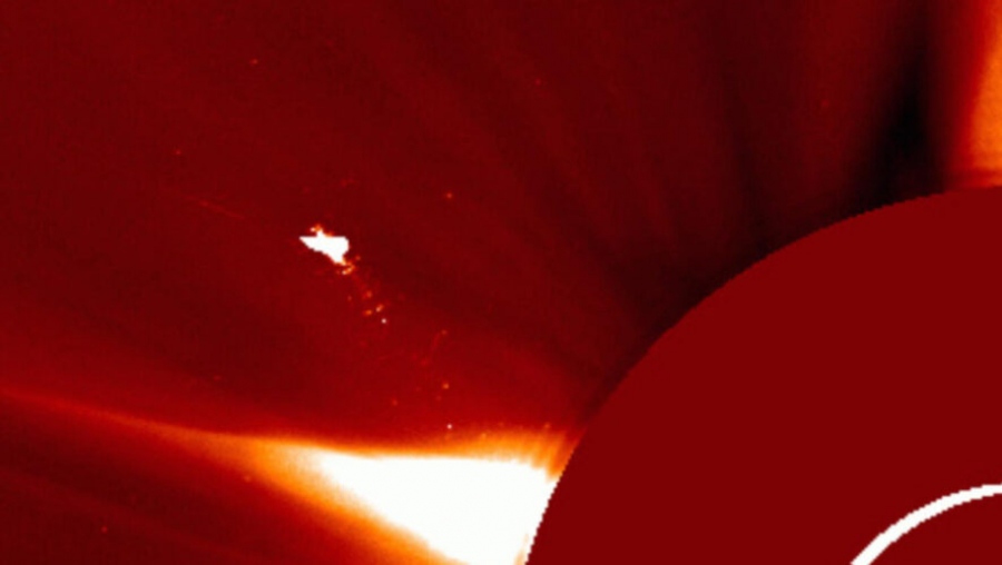 Κόλαση στο Διάστημα; Γιγαντιαίο «πουλί με φτερά 150 χλμ» κοντά στον Ήλιο... 10 φορές μεγαλύτερο από τη Γη - UFO ή όπλο ΗΠΑ