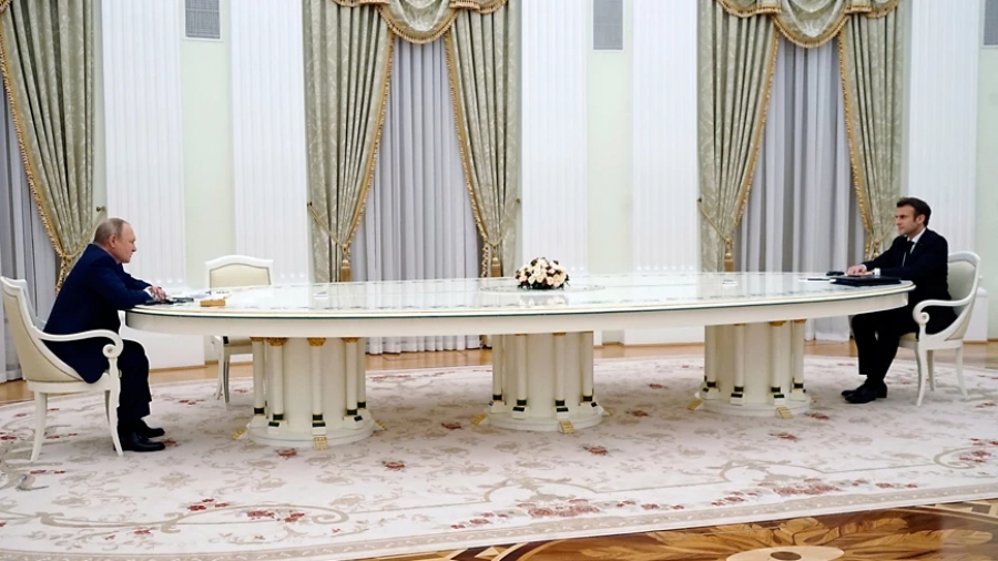 Πήρε φωτιά το Twitter με το μακρύ τραπέζι που έκατσαν Macron - Putin: Η ταβλιέρα και ο.... τηλεβόας