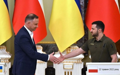 Σκοτώνονται οι… σύμμαχοι: Στα άκρα οι σχέσεις Πολωνίας – Ουκρανίας μετά το embargo στα ουκρανικά σιτηρά και τις απειλές Zelensky