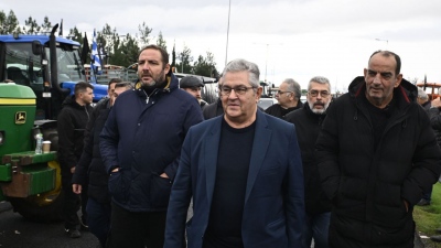 Στο μπλόκο των αγροτών στη Νίκαια Λάρισας ο Κουτσούμπας: Στηρίζουμε τον δίκαιο αγώνα τους