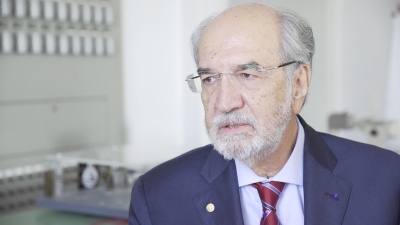 Ο καθηγητής σωματιδιακής φυσικής του CERN, Ευάγγελος Γαζής, στο «Κυνηγώντας το όνειρο» του COSMOTE HISTORY HD