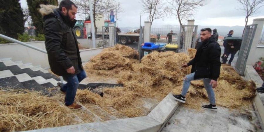 Οι αγρότες κλιμακώνουν – Εισβολή στην Περιφέρεια Δυτικής Μακεδονίας και μπλόκο στη Θεσσαλονίκη, ξεκάθαρο μήνυμα στο Μαξίμου