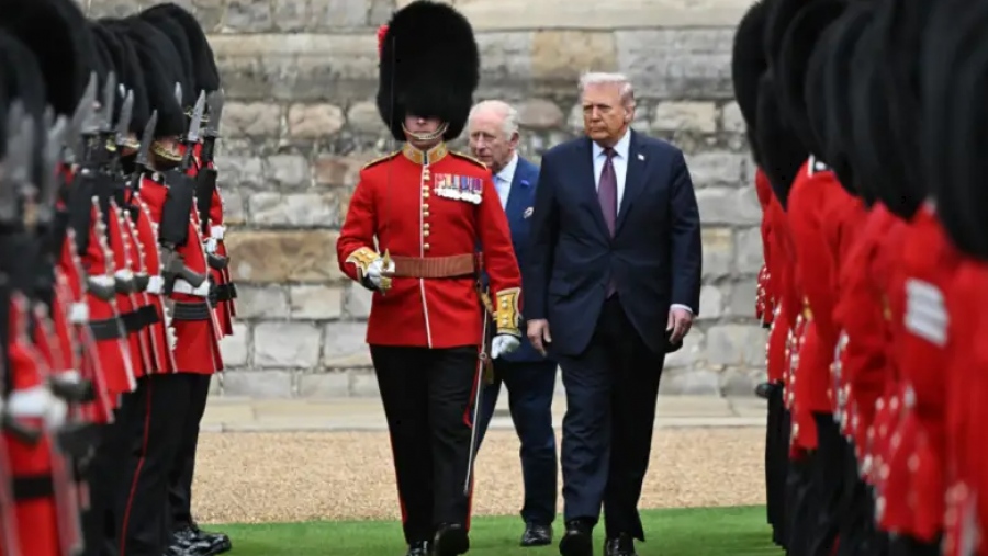 Ασυγκράτητος Trump παραβιάζει όλα τα πρωτόκολλα στη συνάντηση με τη βασιλική οικογένεια (vid)