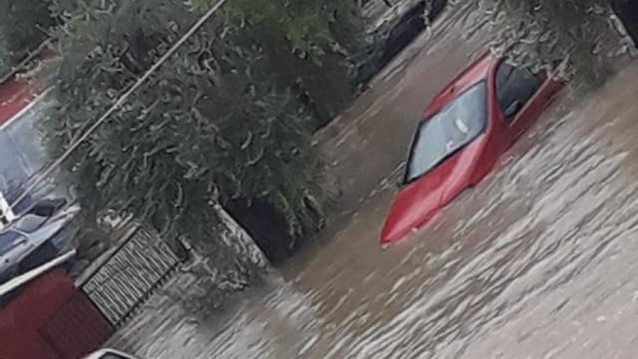 SOS από κατοίκους της Κέρκυρας: «Πνιγόμαστε!» - Στις στέγες σπιτιών πολίτες στα Μοραΐτικα