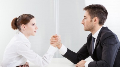 Έρευνα: Οι γυναίκες εργάζονται σκληρότερα και άνευ... αποδοχών