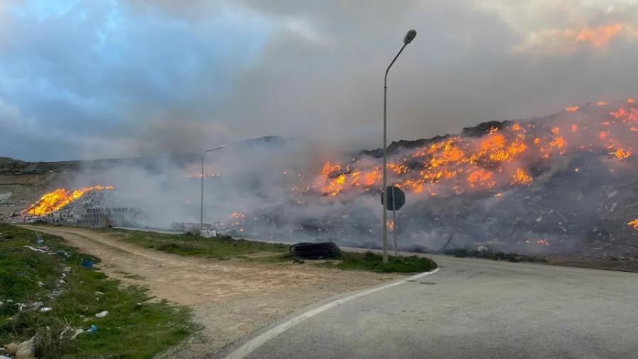 Νάξος: Μεγάλη φωτιά στον ΧΥΤΑ του νησιού, στην περιοχή Εγγαρές