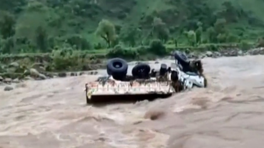 Ινδία: Στους 13 οι νεκροί, τουλάχιστον 36 αγνοούμενοι από την ξαφνική νεροποντή κοντά σε ένα ιερό σπήλαιο στο ινδικό Κασμίρ