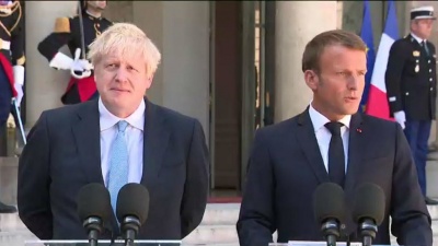 Έκτακτη τηλεφωνική επικοινωνία Macron – Johnson, μετά την αναβολή της ψηφοφορίας για το Brexit