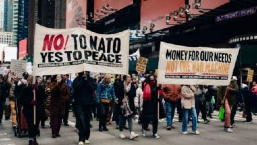 Ισπανία: Μεγάλη διαδήλωση κατά του ΝΑΤΟ στη Μαδρίτη με αίτημα να σταματήσει ο πόλεμος