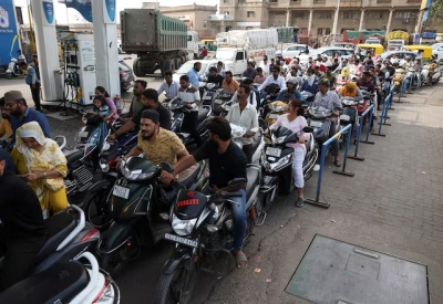 Ανακούφιση ή προσωρινό φρένο; Η Ινδία ρίχνει τους τόνους για τις τιμές των καυσίμων