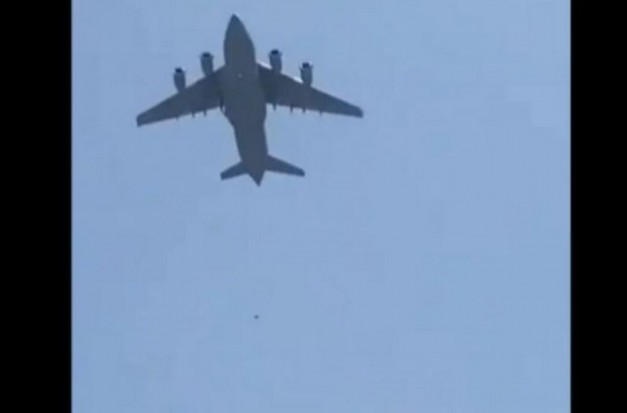Αφγανιστάν: Βίντεο φέρεται να δείχνει ανθρώπους να πέφτουν στο κενό από αεροπλάνο που απογειώνεται