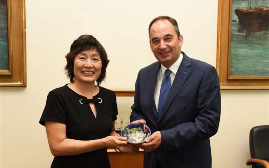 Οι κινεζικές επενδύσεις στην Ελλάδα στο επίκεντρο της συνάντησης Πλακιωτάκη με την Κινέζα πρέσβειρα