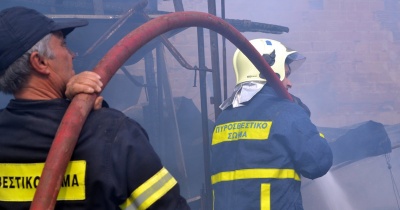 Υπό έλεγχο η φωτιά σε αποθήκη με ηλεκτρικά είδη στο Περιστέρι – Ζημιές σε διπλανά κτήρια