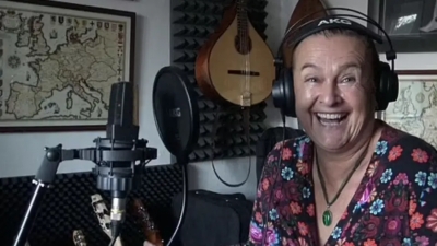 Αντιεμβολιάστρια τραγουδίστρια νόσησε επίτηδες από κορωνοϊό και πέθανε