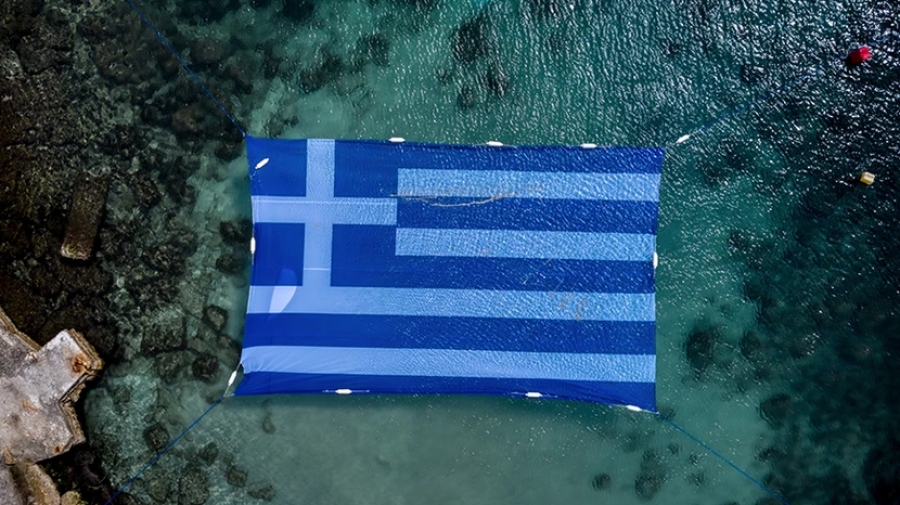 Πειραιάς: Η ελληνική σημαία στην επιφάνεια της θάλασσας για τα 200 χρόνια από την Ελληνική Επανάσταση