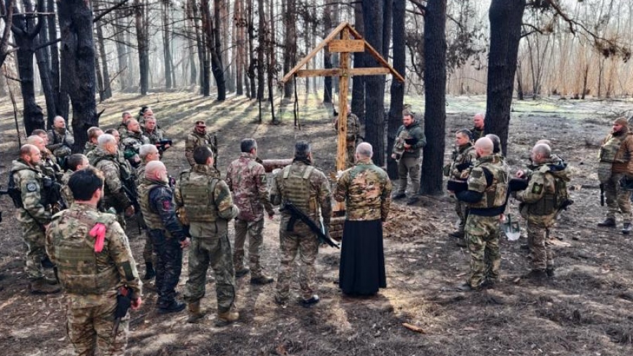 Συγκλονιστική τελετή μνήμης για τους πεσόντες - Οι Κοζάκοι σήκωσαν σταυρό στη ζώνη του πολέμου