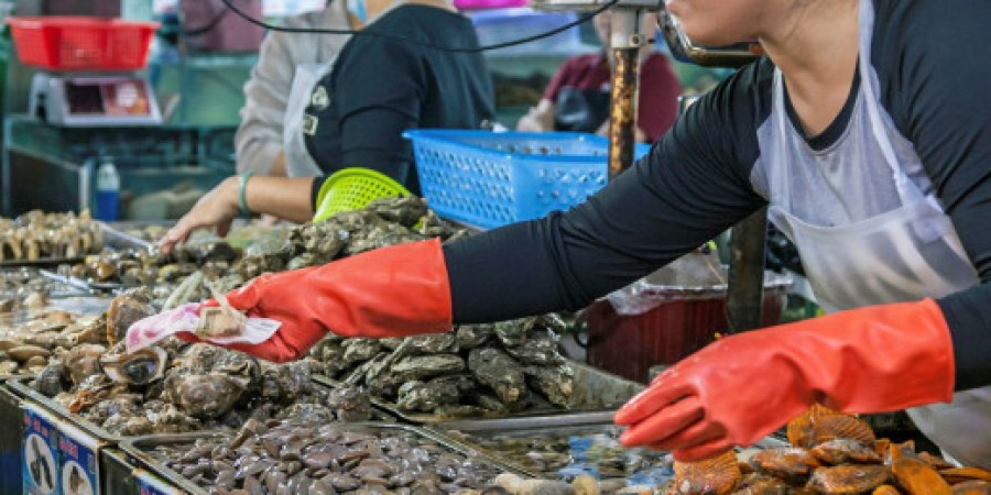 Οι αρχές στην Κίνα εντόπισαν ίχνη κορωνοϊού στη συσκευασία εισαγόμενων κατεψυγμένων θαλασσινών