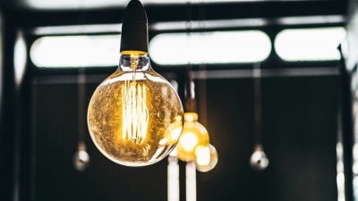 Στις αποχρώσεις του κόκκινου τα νέα υβριδικά τιμολόγια - Με σταθερή τιμή ανά μπάντα κατανάλωσης μπαίνουν σε εφαρμογή τον Νοέμβριο