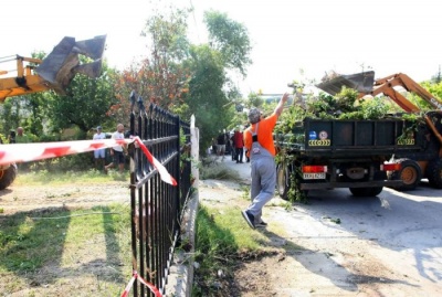 Μπουλντόζες γκρεμίζουν περιφράξεις σπιτιών στη Χαλκιδική