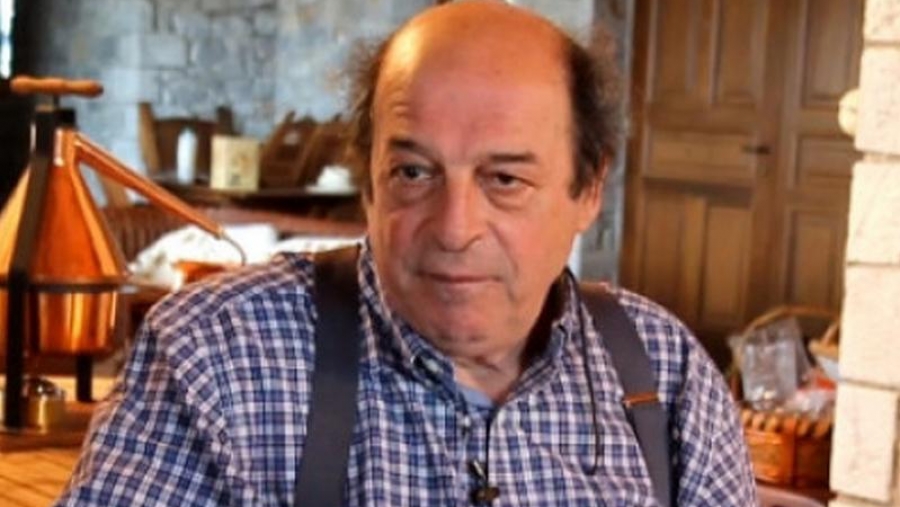 Μανούσος Μανουσάκης: Με παρενόχλησαν δύο κοπέλες – Μου είπαν να πάω στο σπίτι τους