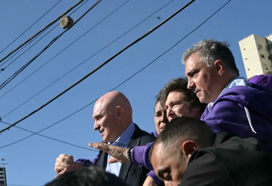 Εξαγριωμένοι διαδηλωτές πέταξαν πέτρες και μπουκάλια στην αυτοκινητοπομπή του προέδρου της Αργεντινής (Βίντεο)