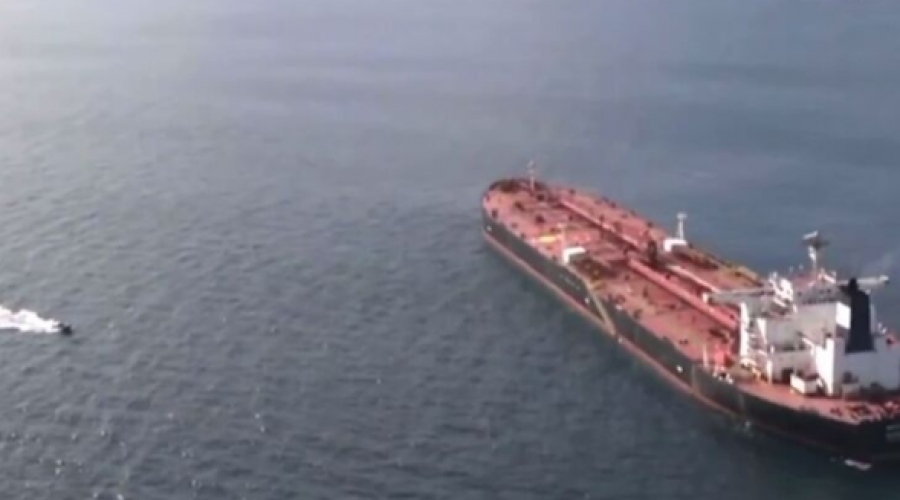 Spectator: Γαλλικό επικοινωνιακό σόου η κατάσχεση πλοίου από τον «σκιώδη» ρωσικό στόλο