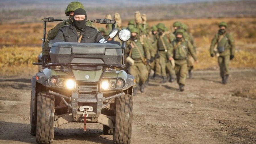 Τρομερές εικόνες - Η στιγμή που Ρώσος μαχητής διαφεύγει από ναρκοθετημένο δρόμο με γουρούνα - Σώθηκε από ορυμαγδό εκρήξεων (vid)