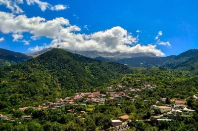 Το ελληνικό χωριό που «βυθίζεται» και κινδυνεύει να εξαφανιστεί