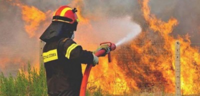 Συνεχείς αναζωπυρώσεις της πυρκαγιάς στη Λέσβο – Μάχη να τεθεί υπό έλεγχο