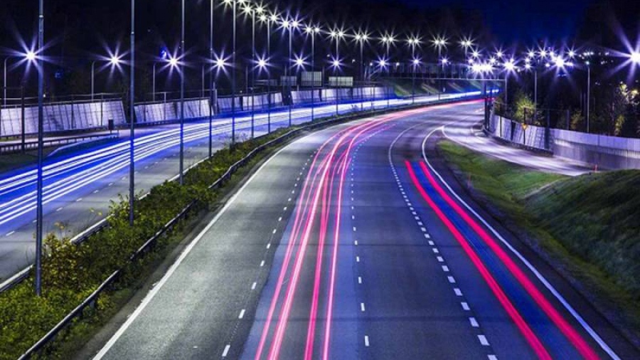 Έξυπνος φωτισμός για 958 χλμ οδικού δικτύου με φ/β πάνελ και μπαταρίες - Οι προδιαγραφές της τηλεδιαχείρισης, έργου ύψους 130 εκατ
