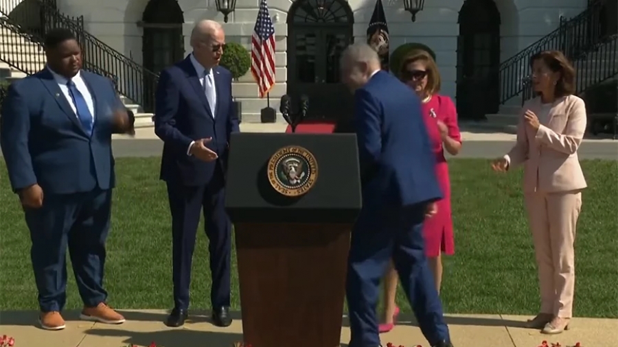 Τι συμβαίνει με τον πρόεδρο; Viral ξανά ο Joe Biden... η άβολη χειραψία που ξέχασε μέσα σε 5 δευτερόλεπτα