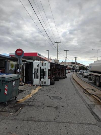 Τροχαίο ατύχημα στη Βάρη: Αναποδογύρισε φορτηγό και έπεσε πάνω σε αυτοκίνητο