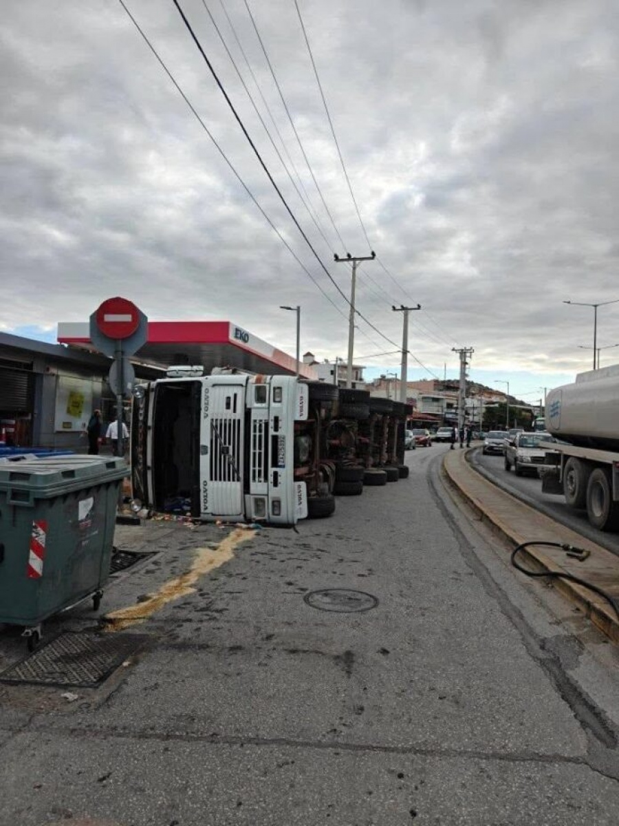 Τροχαίο ατύχημα στη Βάρη: Αναποδογύρισε φορτηγό και έπεσε πάνω σε αυτοκίνητο