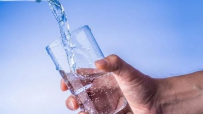 Ο επικίνδυνος μύθος των 2 λίτρων νερού την ημέρα – Τι μας κρύβουν οι υγειονομικές οδηγίες