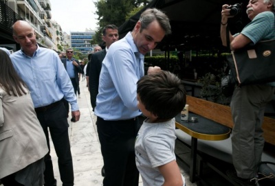 Στον Πειραιά ο Μητσοτάκης - Επαφές με εργαζόμενους και πελάτες στην εστίαση